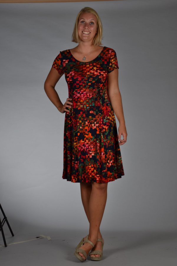 Stella Moretti jurk Vurig, donkerblauw met rood/oranje grafische vlakken